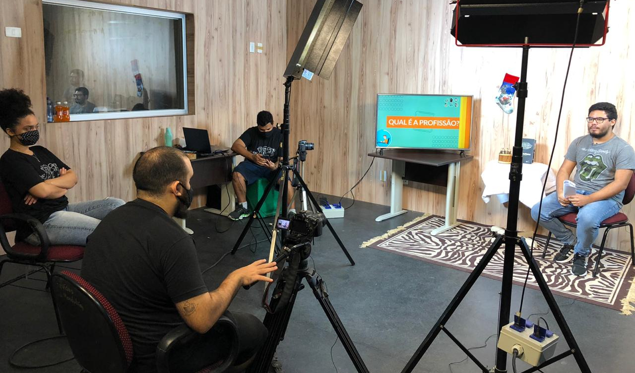 jovens gravando programa em estúdiod e tv